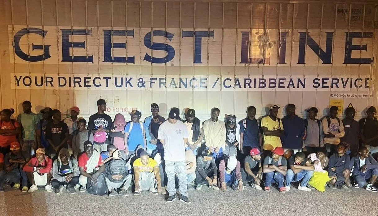 Ejército detiene camionero que ocultaba 52 haitianos indocumentados dentro de un furgón en Mao