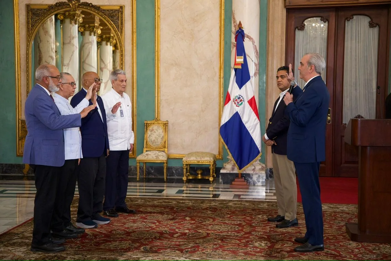 Presidente Abinader juramenta comisión de veeduría para supervisar obras deportivas financiadas con recursos recuperados de la corrupción