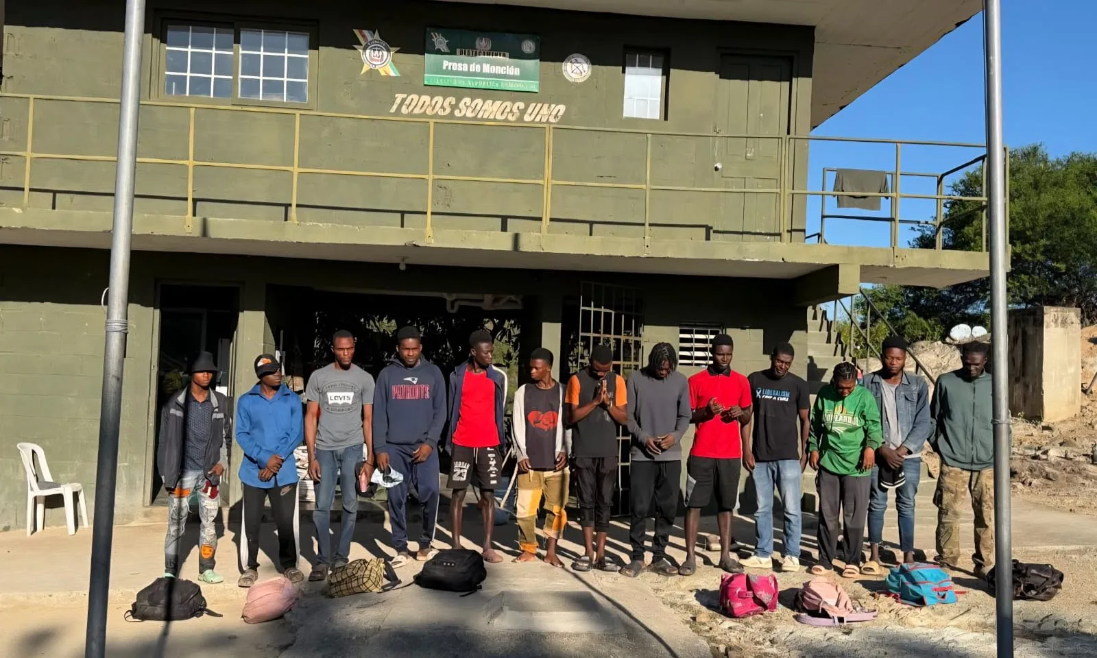 Ejército detiene a 12 nacionales haitianos indocumentados detectados con cámaras de vigilancia en Santiago Rodríguez