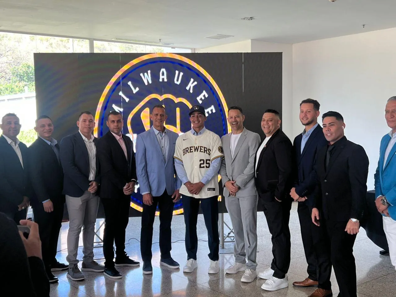 Firma como Pick 1 de Milwaukee por US1.6 MM el talentoso Diego Frontado, de academia dominicana HYL