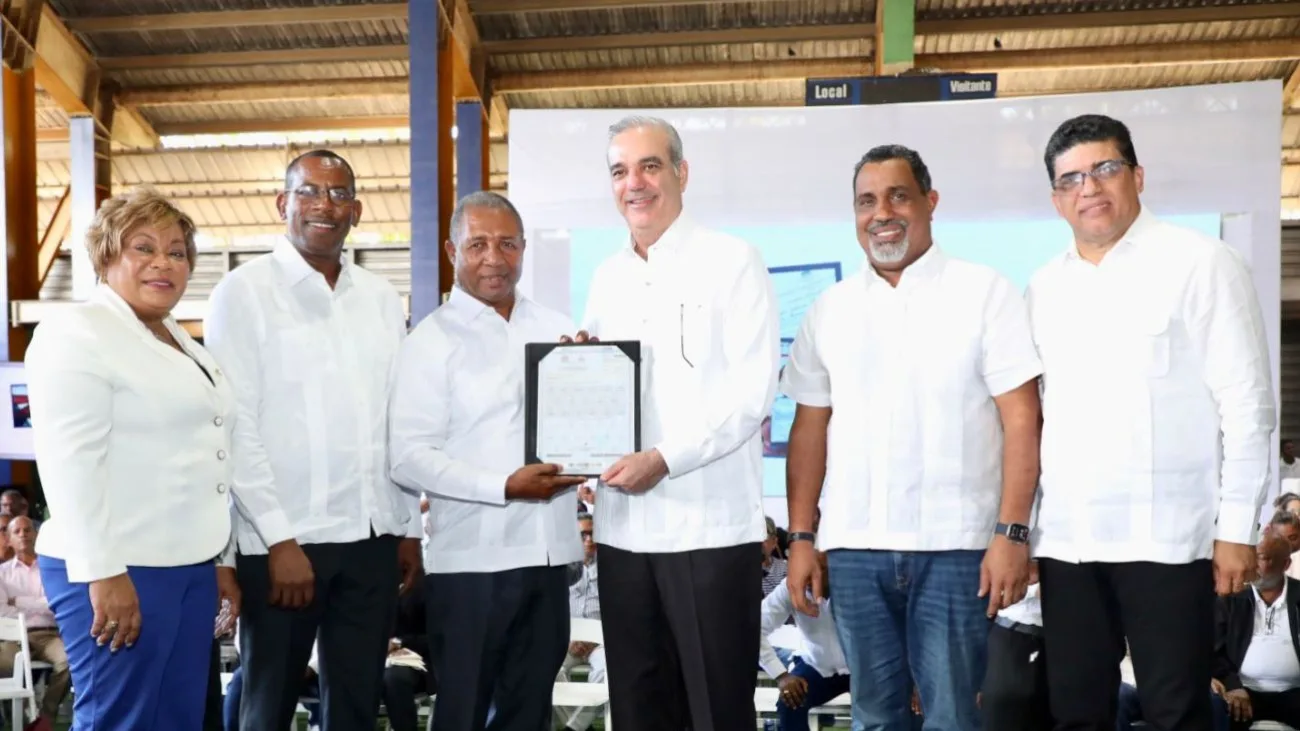 Presidente Abinader entrega 580 títulos de apartamentos en D. N., Santo Domingo Este y Norte