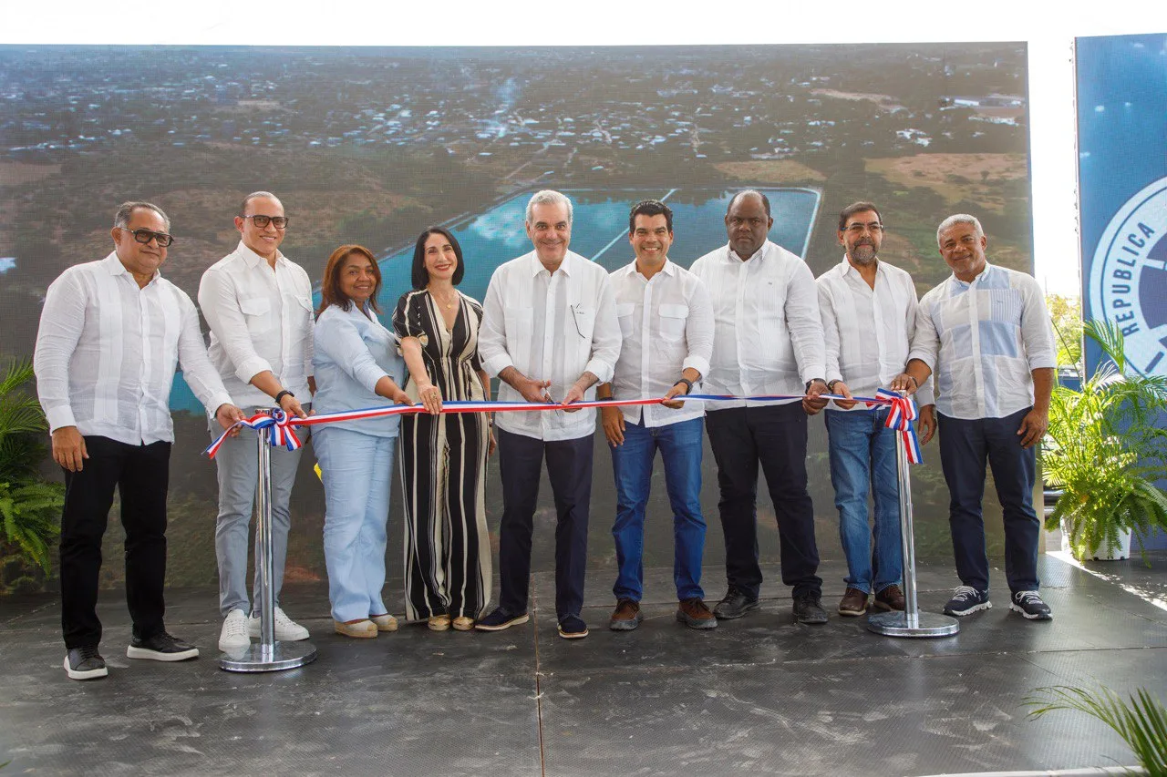 Presidente Abinader inaugura acueductos y saneamiento en comunidades de San Juan