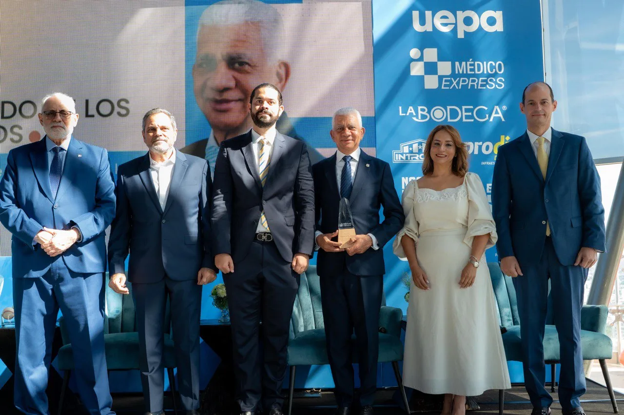 Presidente del Senado, Ricardo de los Santos, recibe reconocimiento de ADOTURD por su apoyo al deporte dominicano
