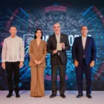 Presidente Luis Abinader recibe oficialmente el primer pasaporte electrónico