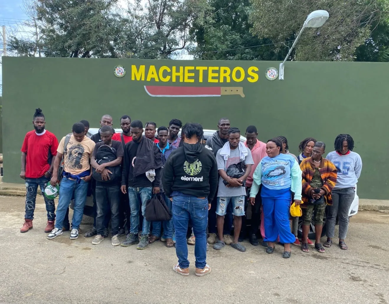 Ejército intercepta jeepeta con 20 haitianos indocumentados en Mao, Valverde