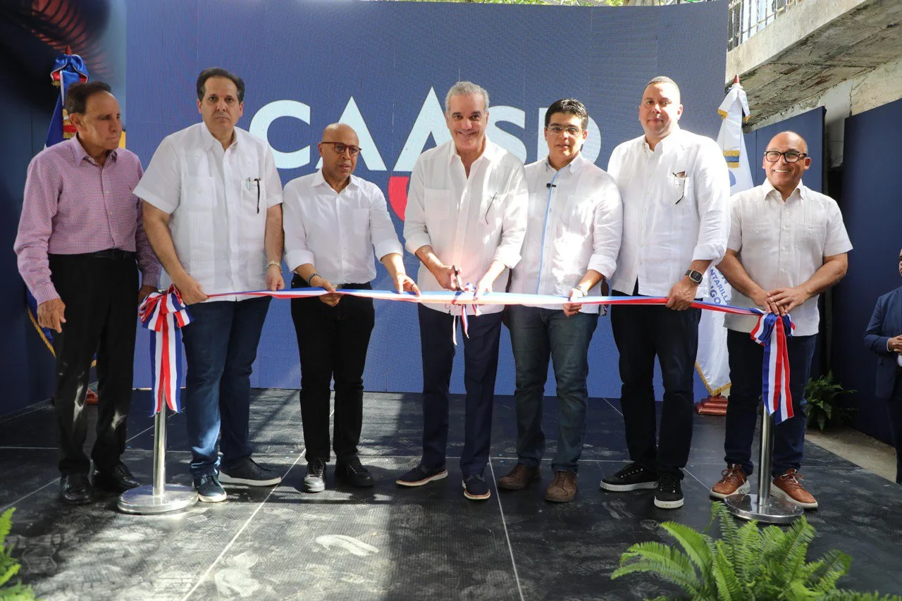 Presidente Abinader y director de la CAASD entregan saneada cañada Los Peralejos