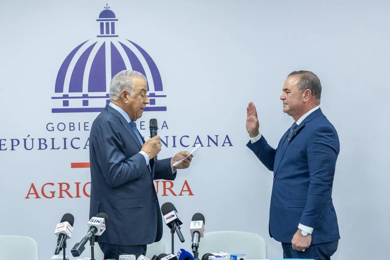 Andrés Bautista juramenta a Espaillat Bencosme como nuevo ministro de Agricultura