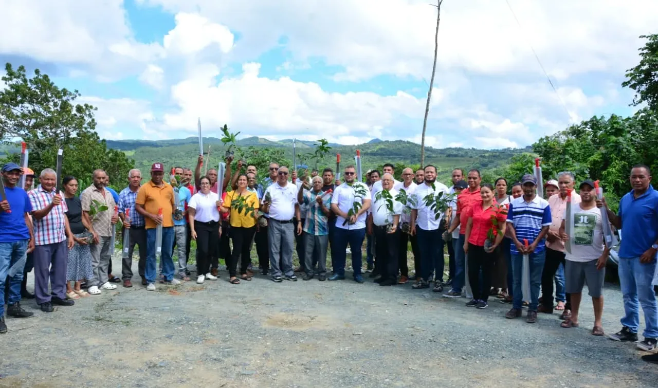 Hecmilio Galván apoya agricultores de la provincia Duarte
