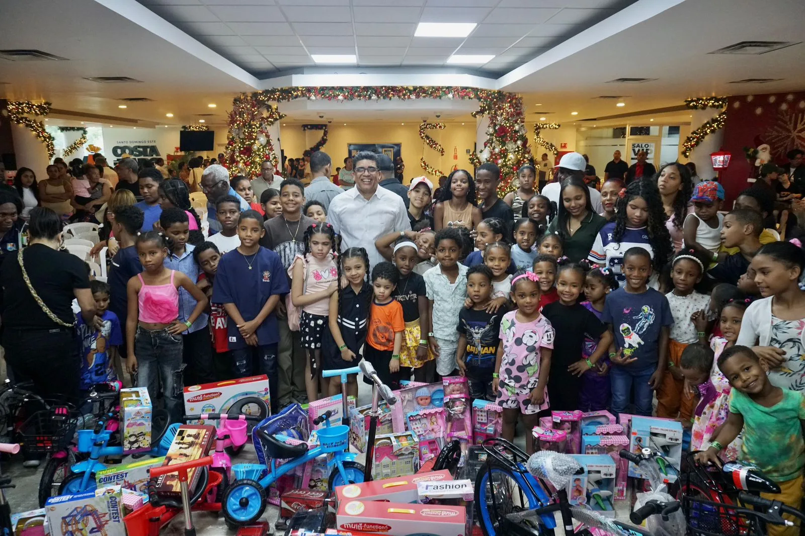 Alcaldía SDE lleva alegría a cientos de niños con entrega de juguetes en celebración del Día de los Santos Reyes