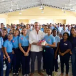 Presidente Abinader impulsa a estudiantes de Neiba a aprovechar las becas que ofrece el gobierno para su formación universitaria