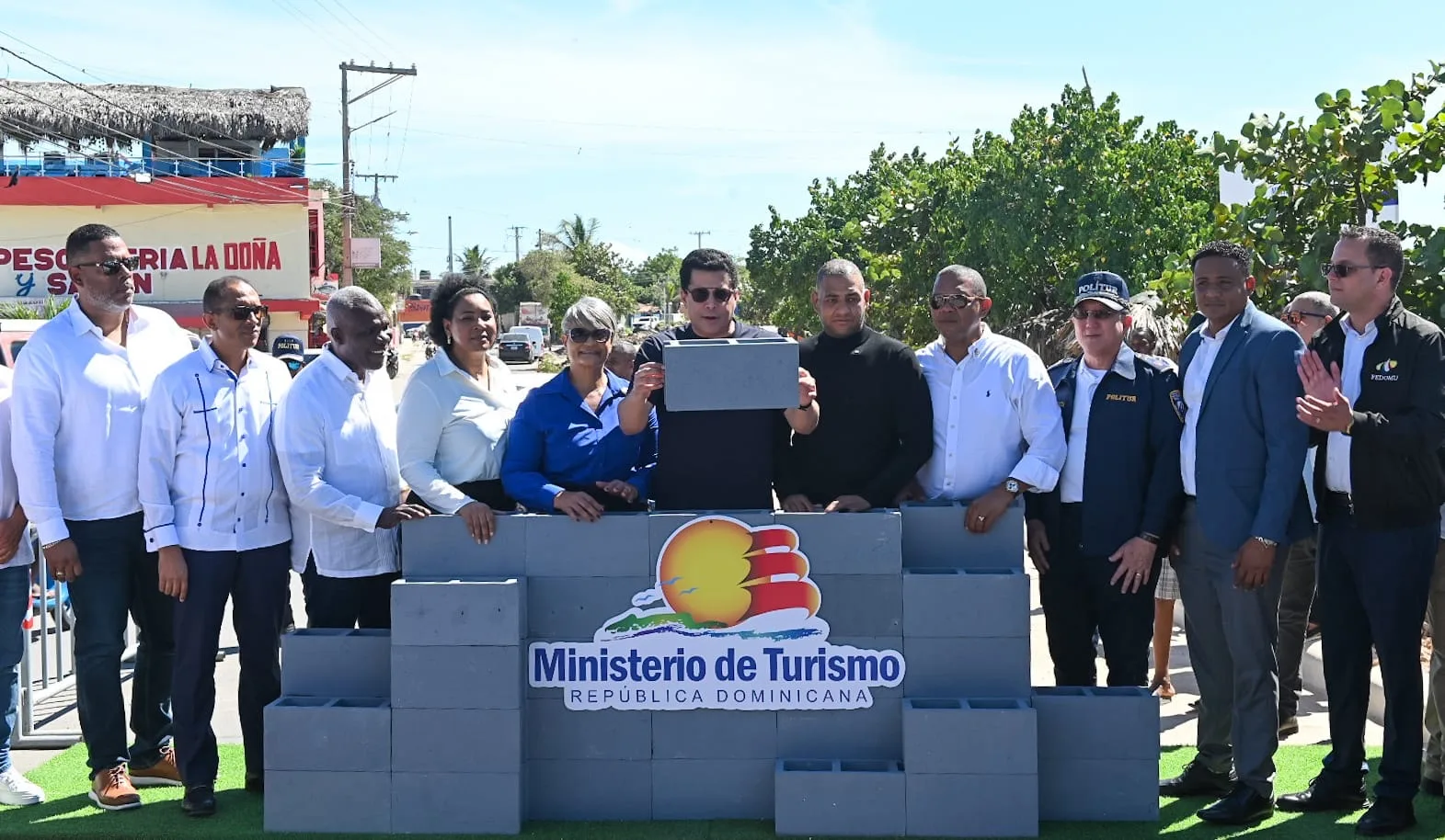 Ministro Collado interviene otra playa de San Pedro de Macorís para mejorar su oferta turística