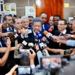 Leonel Fernández muestra su nueva cédula y afirma: “es la prueba de que el sistema funciona”