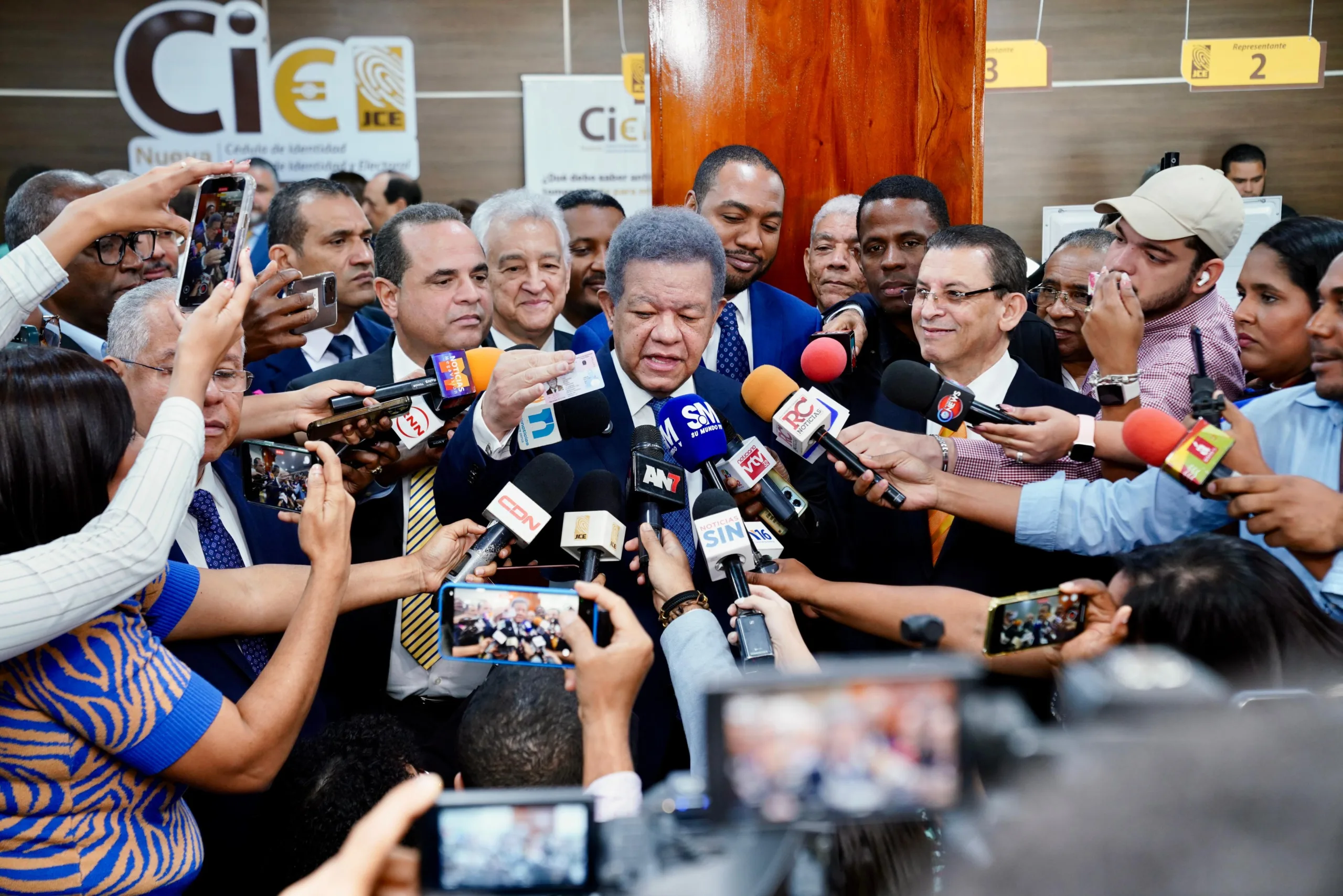 Leonel Fernández muestra su nueva cédula y afirma: “es la prueba de que el sistema funciona”