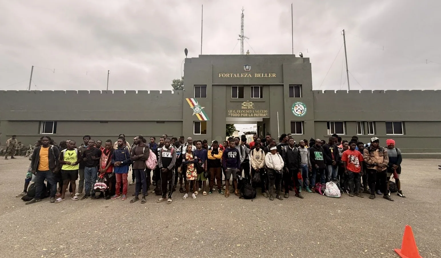 Miembros del Ejército detienen a 66 indocumentados en Loma de Cabrera