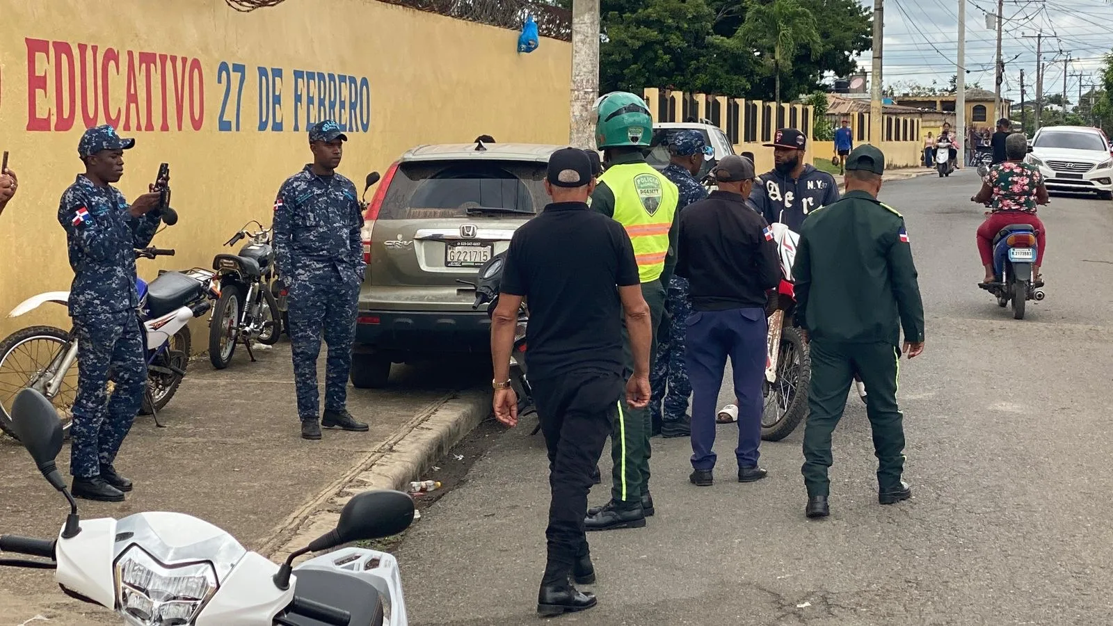 DIGESETT junto a la Policía Municipal y Alcaldía realiza operativo para recuperar espacios públicos en Bayaguana