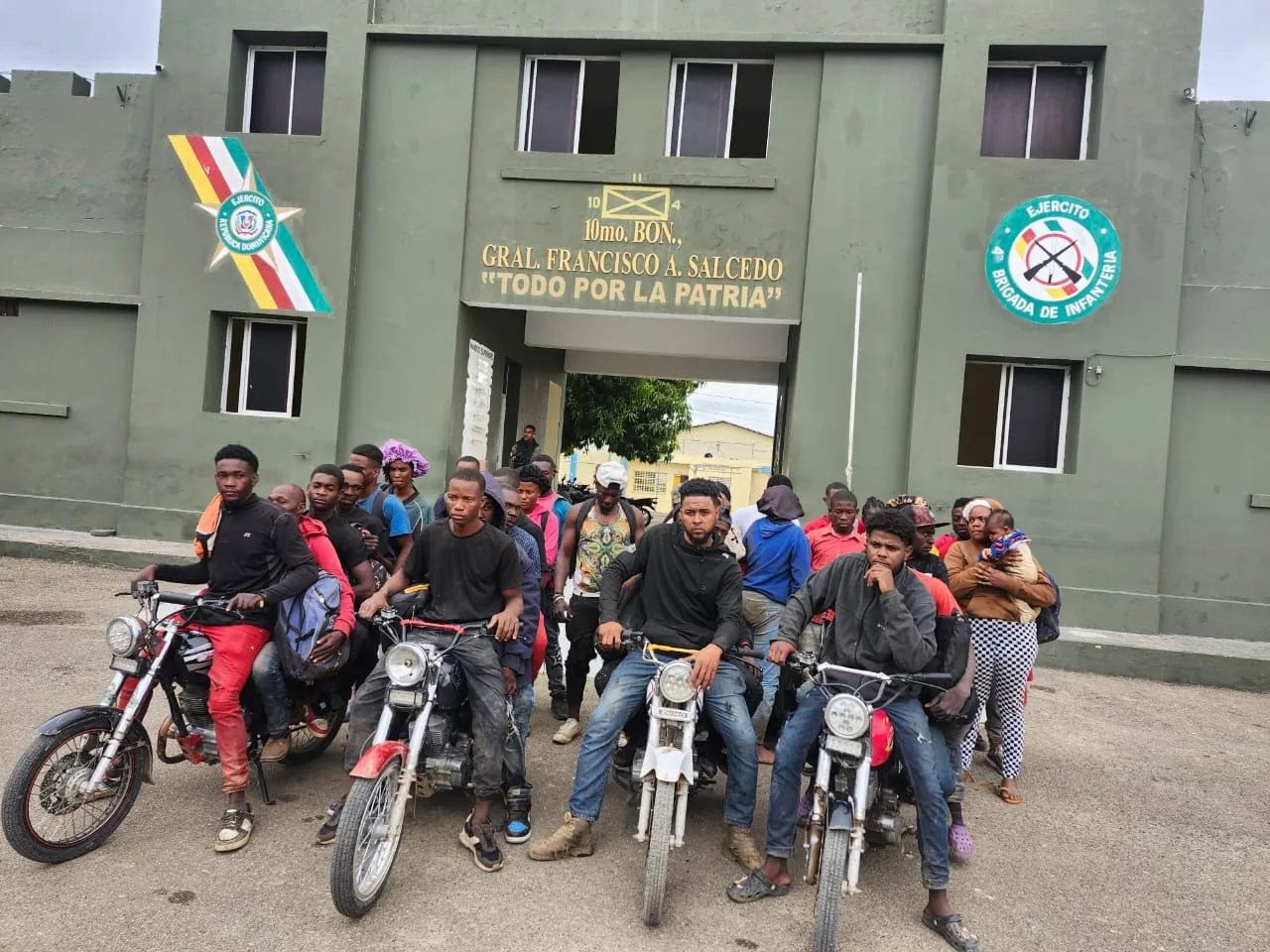 Ejército detiene a 37 nacionales haitianos indocumentados que eran guiados por dos ciudadanos dominicanos en Dajabón