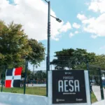 Carolina Mejía coloca la bandera nacional en parques por celebración del Mes de la Patria