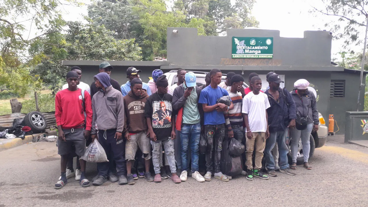 Ejército intercepta camioneta con 19 haitianos en condición migratoria irregular en Guayubín