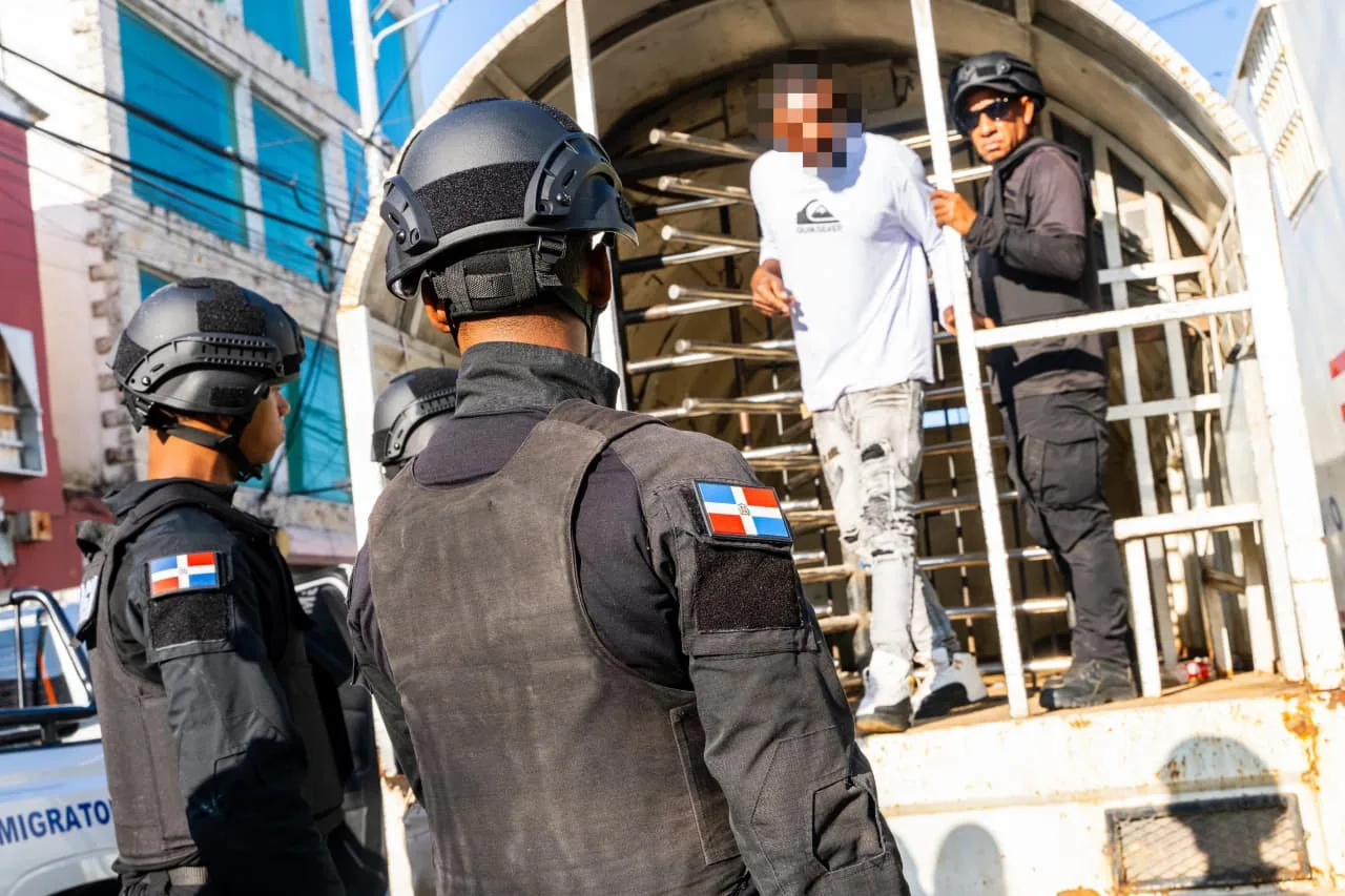 DGM informa que operativo migratorio ejecutado en Los Mina culmina con detención de 454 indocumentados