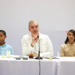 Presidente Abinader insta a jóvenes a estudiar carreras relacionadas con las ciencias y los idiomas que tienen una alta demanda nacional