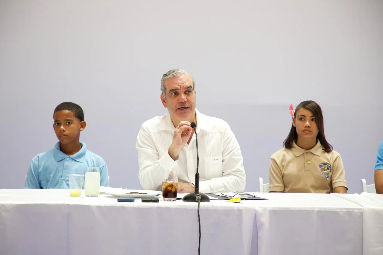 Presidente Abinader insta a jóvenes a estudiar carreras relacionadas con las ciencias y los idiomas que tienen una alta demanda nacional