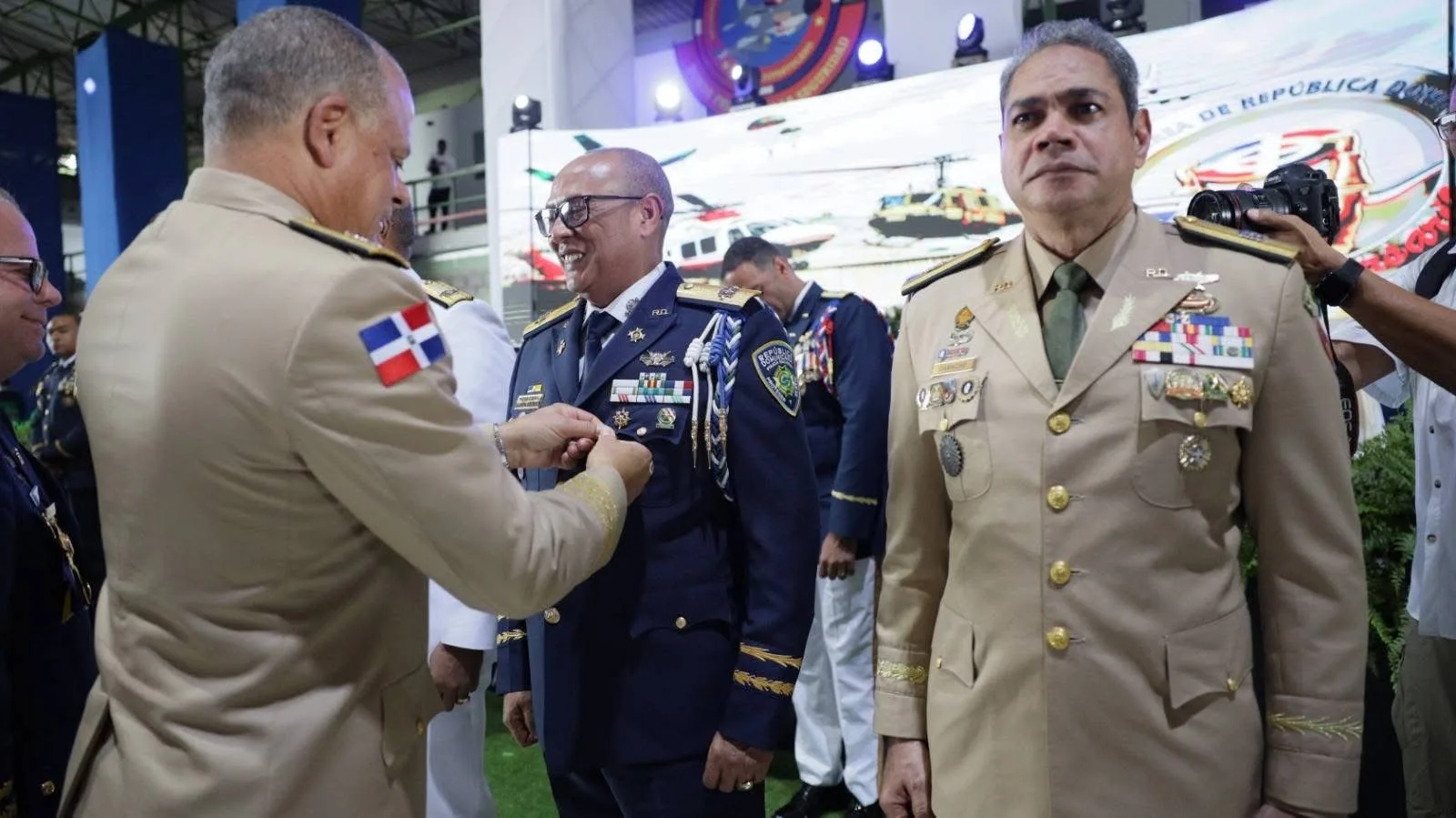 Director de la Policía Nacional es condecorado en el 78.º aniversario de la Fuerza Aérea Dominicana