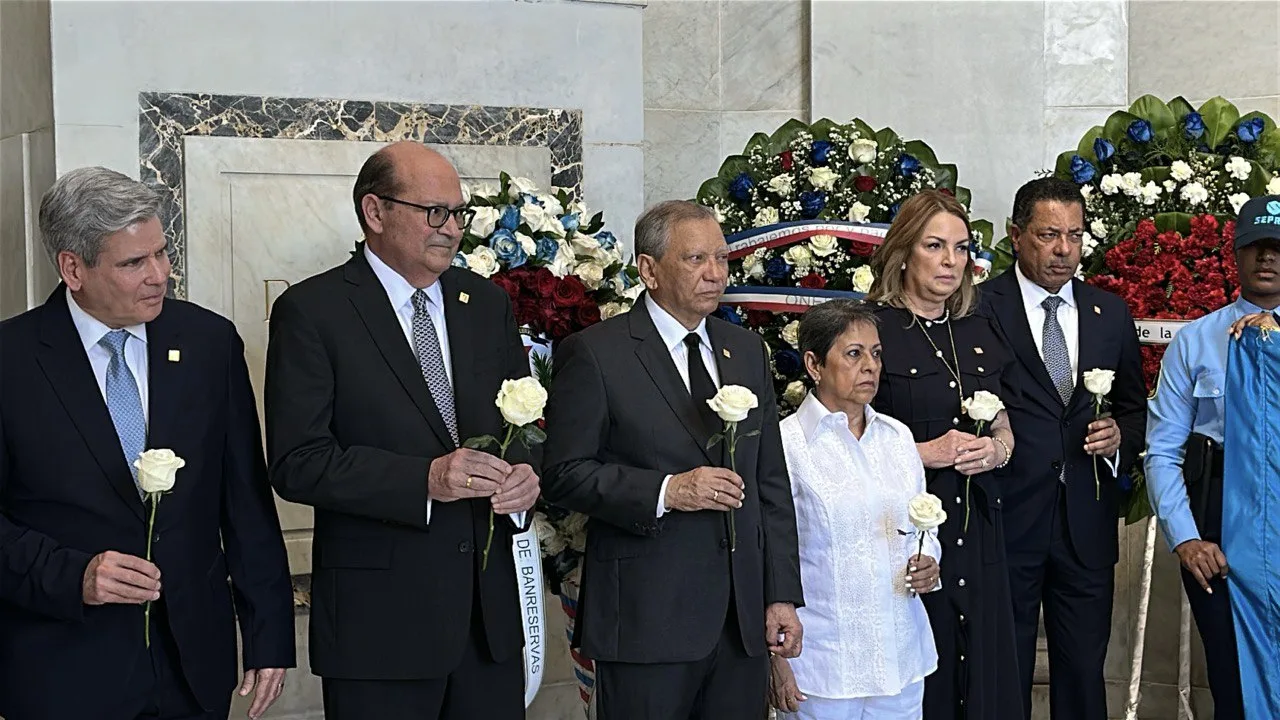 Banreservas deposita ofrenda floral en el Altar de la Patria por el 182 aniversario de la Independencia Nacional