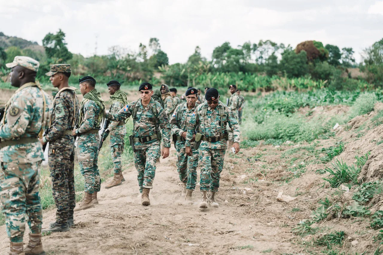 Comandante del Ejército recorre unidades fronterizas en provincias Independencia y Elías Piña