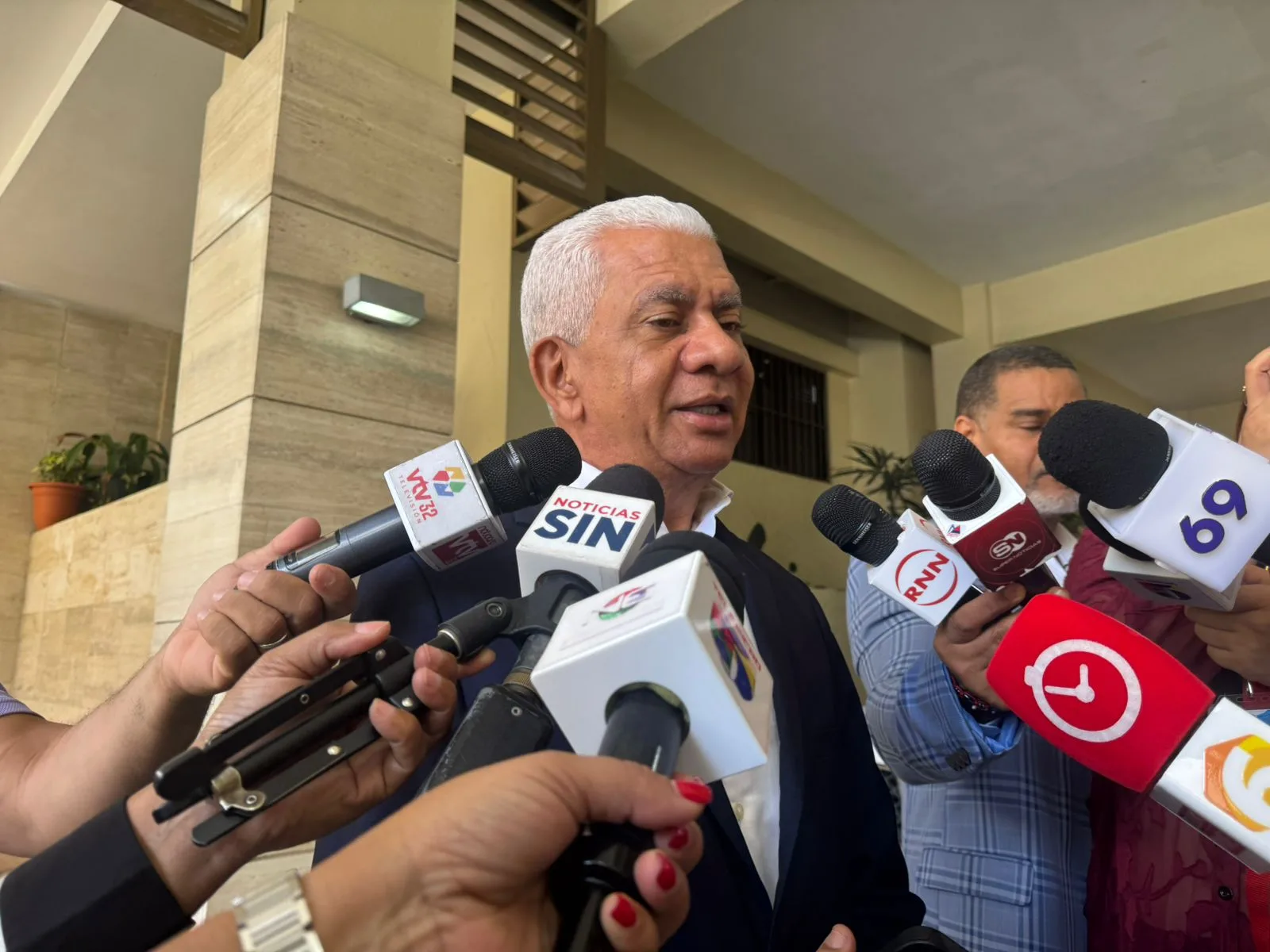 Senador Ricardo de los Santos expresa preocupación por hallazgos de contaminación en la presa de Hatillo