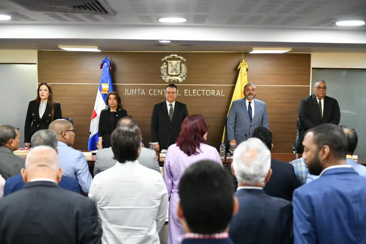 JCE presenta calendario electoral para las elecciones del 2028 y el Libro de Resultados Electorales 2024