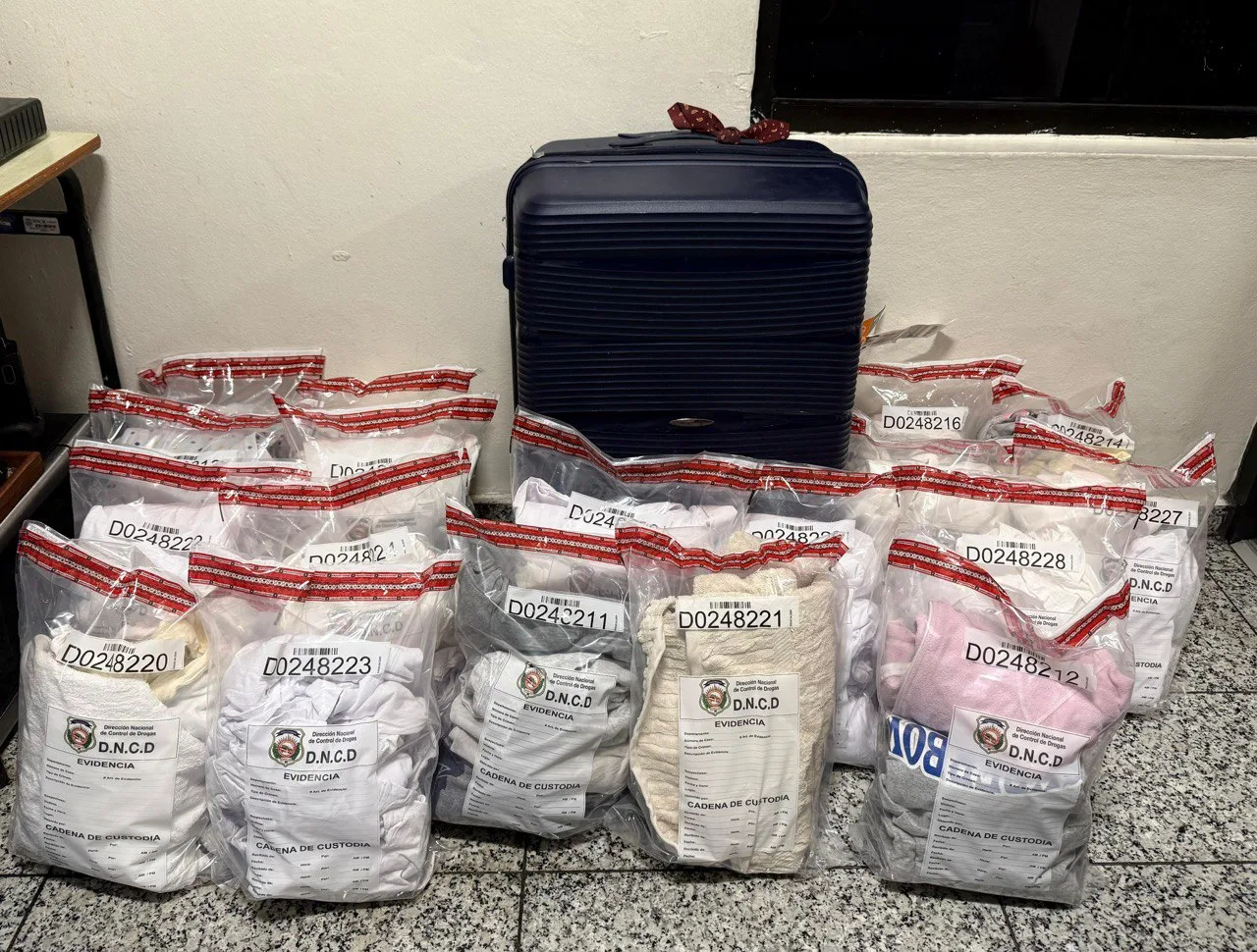 Arrestan dominico-italiana con 110 prendas impregnadas de presunta droga