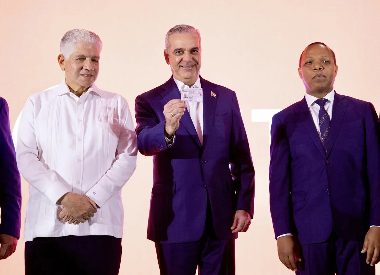 Presidente Abinader recibe la primera nueva Licencia de Conducir en transformación histórica hacia un sistema más seguro, moderno y tecnológico