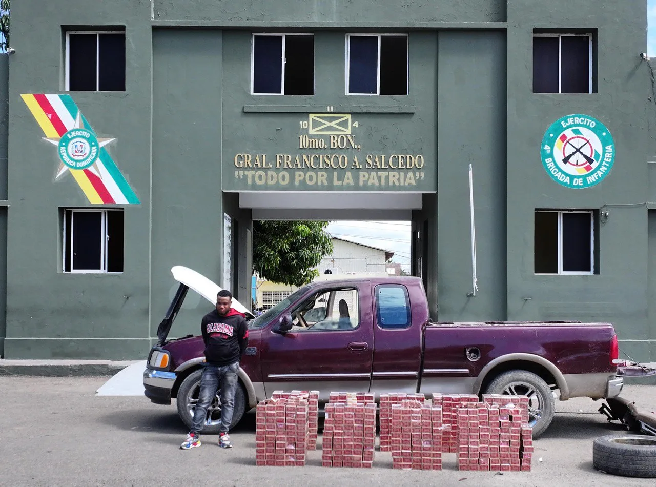 Ocupan contrabando de 94,000 cigarrillos oculto en una camioneta interceptada por el Ejército en Dajabón