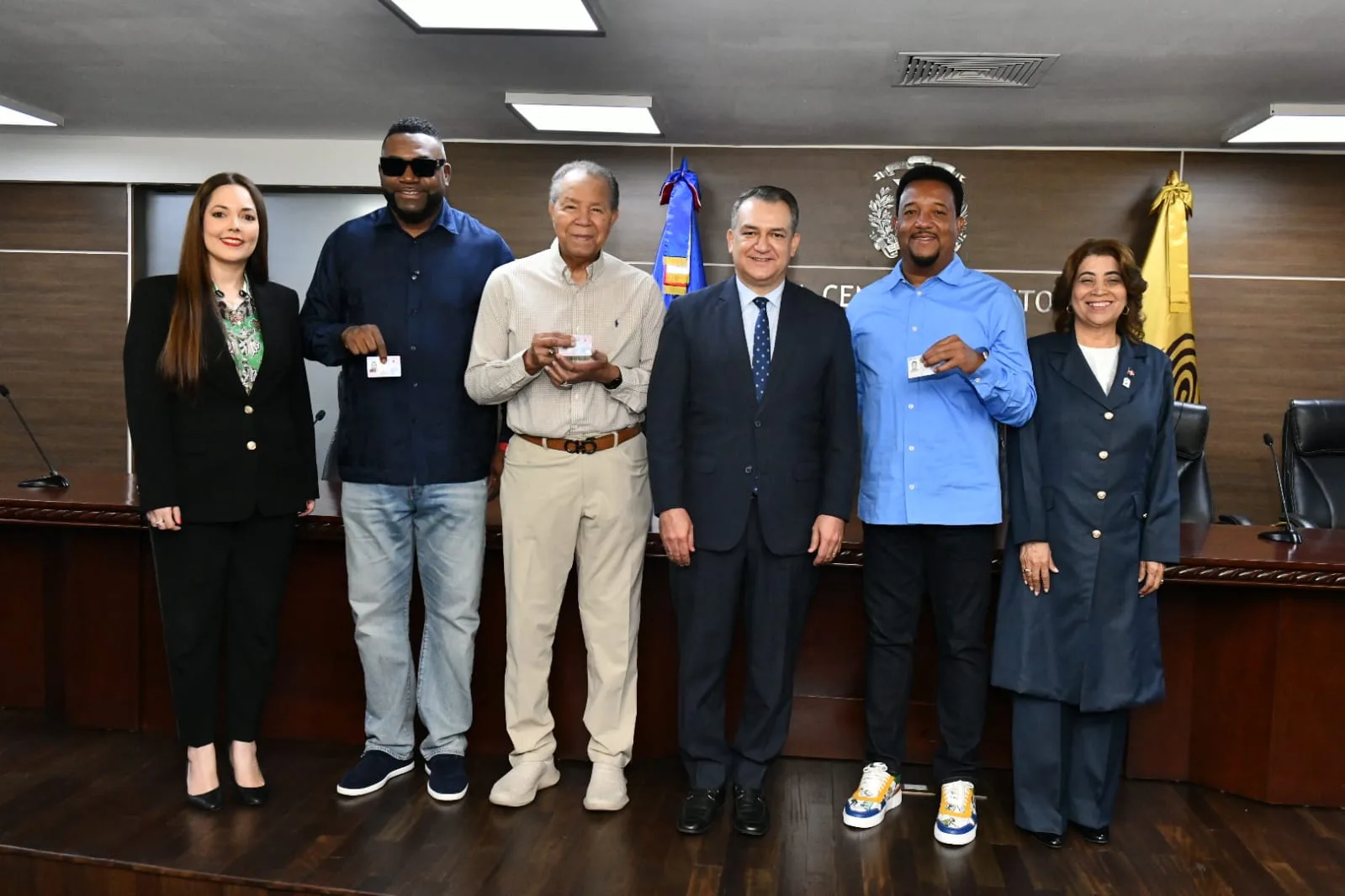 JCE entrega nueva cédula a personas con discapacidad y a miembros del Salón de la Fama de Cooperstown