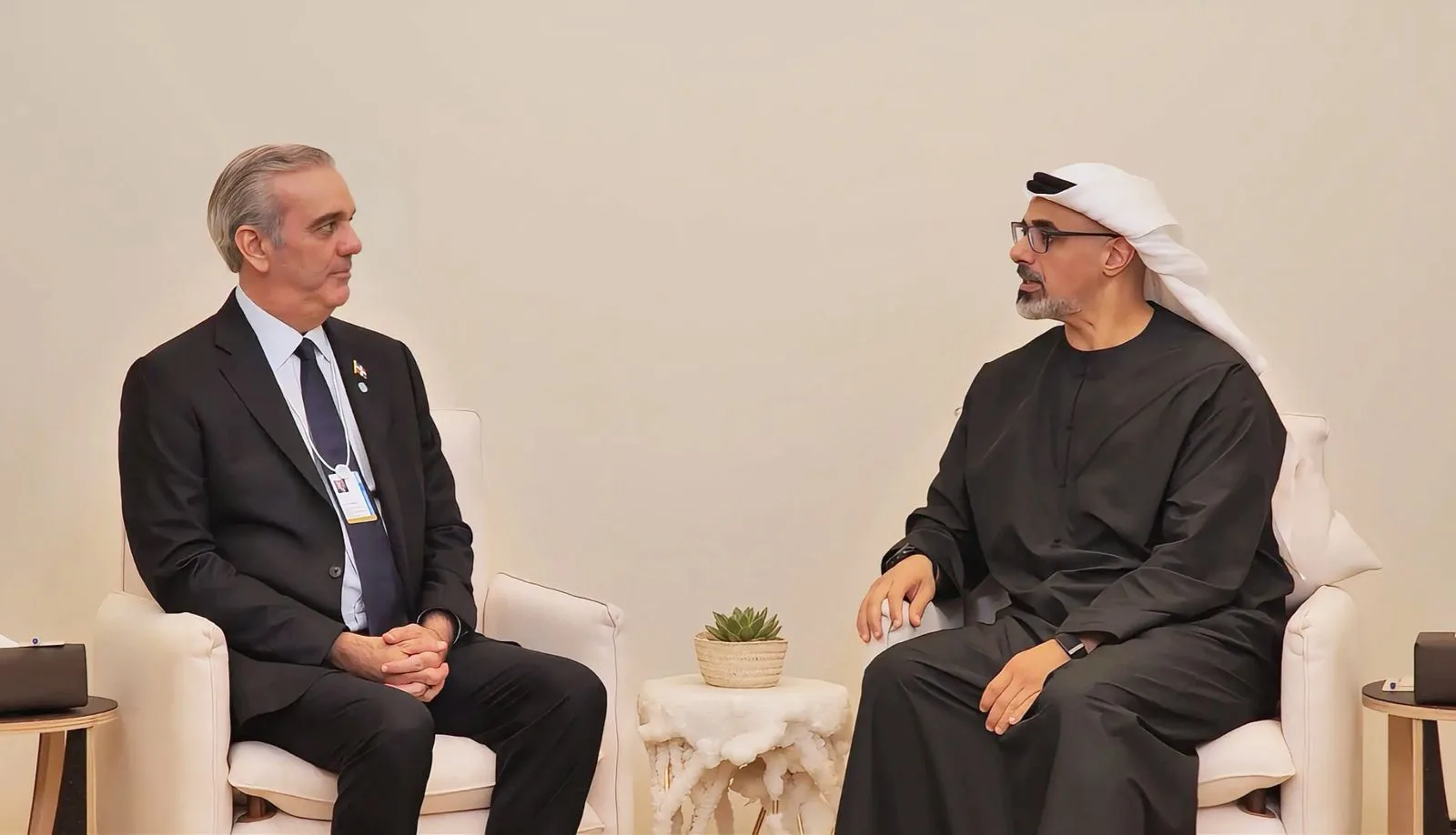Presidente Abinader sostiene audiencia con el príncipe heredero de Abu Dhabi y concluye agenda en Emiratos Árabes Unidos