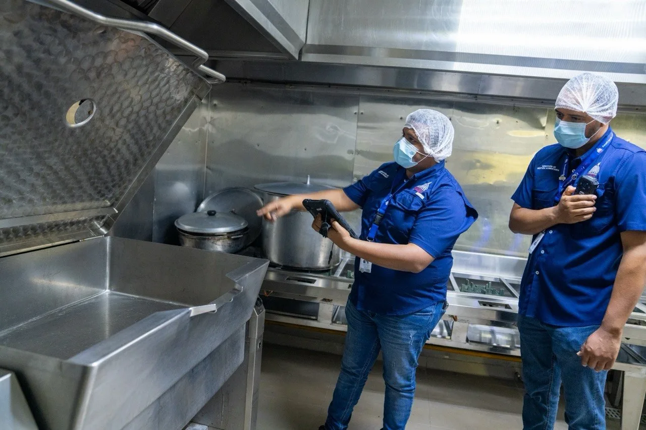 INABIE refuerza transparencia en licitaciones del almuerzo escolar con el uso de equipos tecnológicos