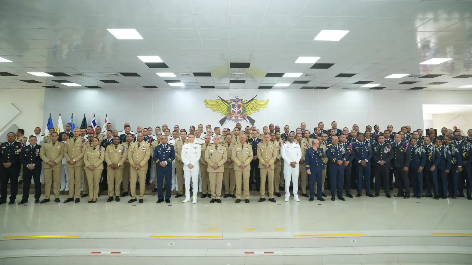 Ministerio de Defensa reconoce a oficiales por su trayectoria y años de servicio