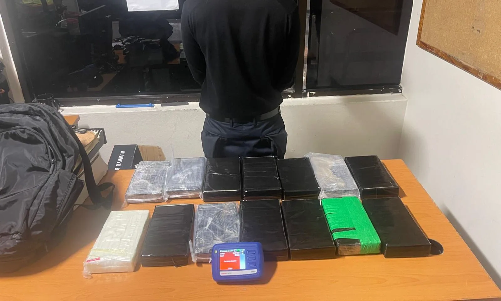 DNCD detiene a croata de 21 años con 14 paquetes de presunta cocaína