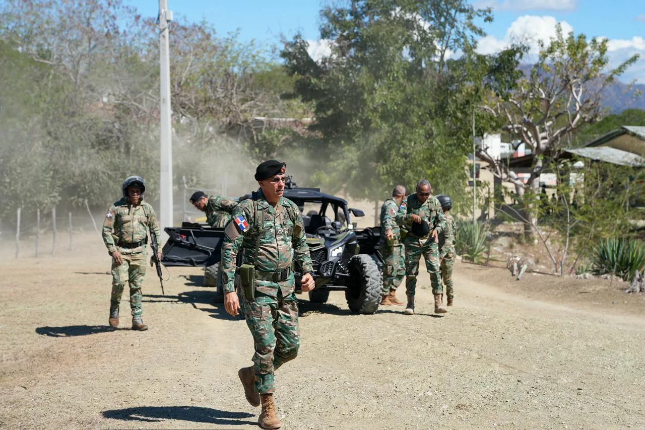 Comandante del Ejército recorre carretera internacional y unidades fronterizas en Elías Piña y Dajabón
