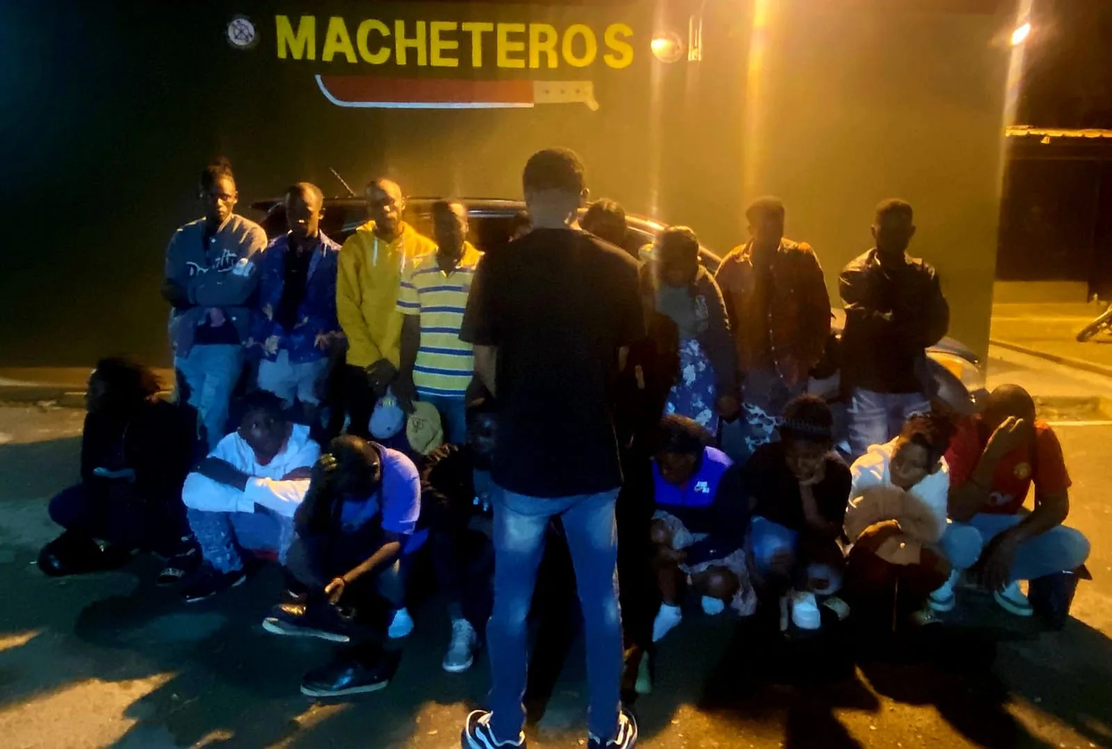 Ejército presenta ante el Ministerio Público a conductor detenido con 20 haitianos indocumentados en Valverde
