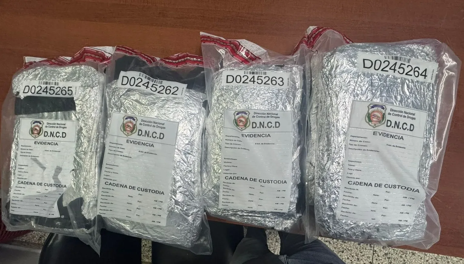 Incautan ocho paquetes de presunta marihuana ocultos en paneles solares