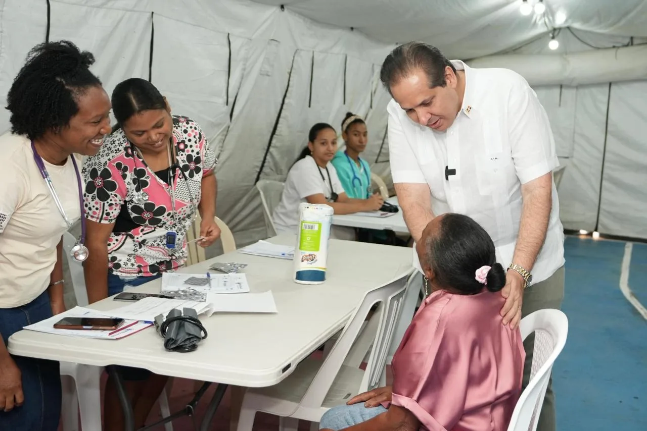 El ministro de Salud, encabezó el operativo médico gratuito que se lleva a cabo este viernes 20 y sábado 21 el Baní