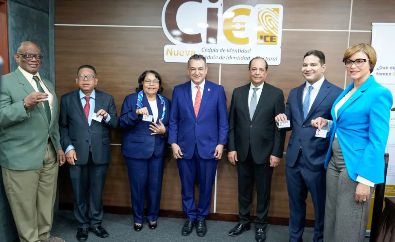 Pleno de la Cámara de Cuentas obtiene la nueva cédula de identidad y electoral en la JCE