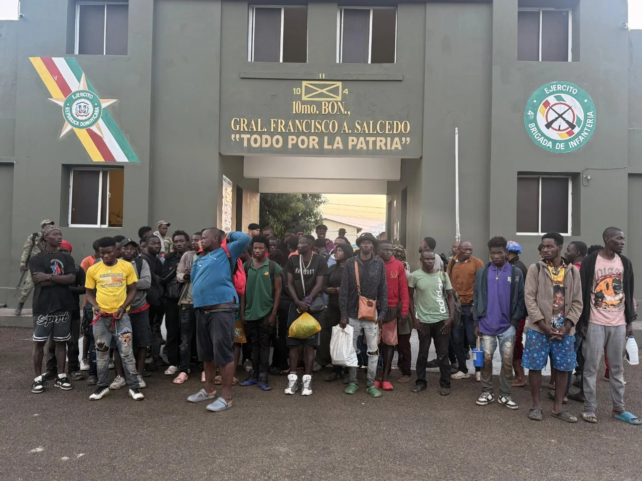 Patrulla del Ejército detiene a 39 extranjeros en condición migratoria irregular en Montecristi
