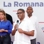 Bajo aguacero, servicios de Propeep impactan a cientos de personas en Villa Verde, La Romana