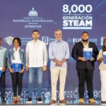 Presidente Abinader entrega 8,000 becas del programa Generación STEAM para fortalecer la formación de jóvenes dominicanos en áreas estratégicas para el futuro del país