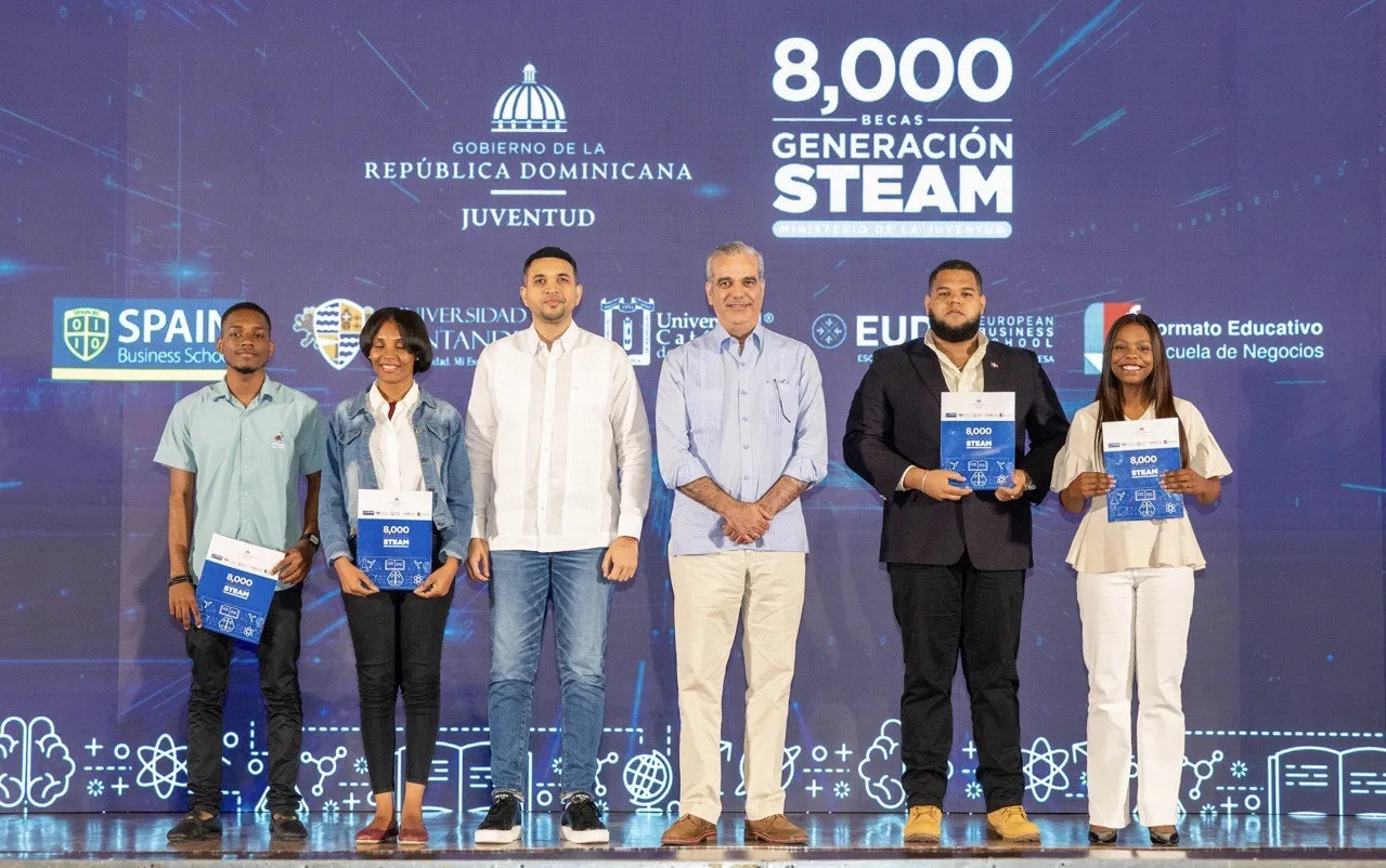 Presidente Abinader entrega 8,000 becas del programa Generación STEAM para fortalecer la formación de jóvenes dominicanos en áreas estratégicas para el futuro del país