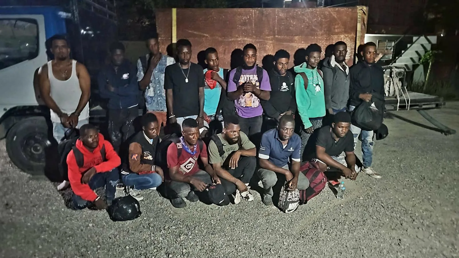 Ejército detiene hombre que ocultaba 15 haitianos indocumentados en un camión cisterna en Navarrete