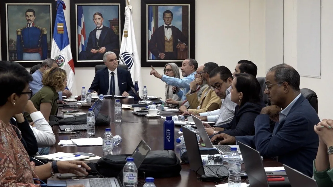 Luis Miguel De Camps encabeza tercera reunión de la Comisión para la Apertura del Año Escolar 2026-2027