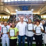 Presidente Abinader entrega 2,315 certificados de títulos de propiedad para beneficio de unas 10,000 personas en San Pedro de Macorís